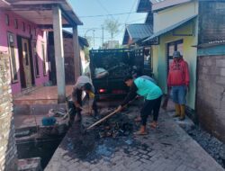 Peduli Lingkungan, Bhabinkamtibmas Desa Ai Suning Turut Gotong Royong Bersihkan Irigasi