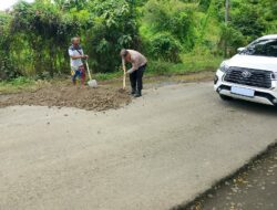 Demi Keselamatan Pengguna Jalan, Polsek Maluk Lakukan Penimbunan Jalan Berlubang