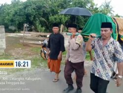 Personel Polsek Labangka Bantu Prosesi Pemakaman Warga Desa Jaya Makmur