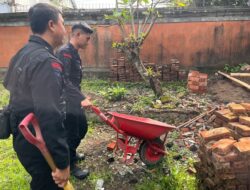 Brimobda NTB Gotong Royong Pembangunan Pagar Pura Meru Yang Roboh