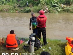 Polres Sumbawa Bersama Tim SAR Gabungan Terus Lakukan Upaya Pencarian Anak Yang Hanyut Di Sungai