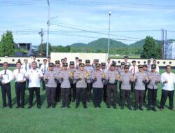 Kapolres Sumbawa Barat berikan penghargaan anggota berprestasi