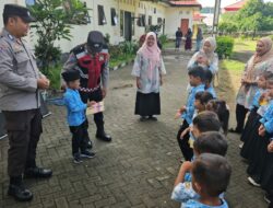 Bhabinkamtibmas Desa Kemuning perkenalkan Polisi Sahabat Anak kepada murid TK IT Babussalam Desa Kemuning