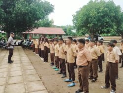 Police Goes to School Bhabinkamtibmas Polsek Labangka Latih PBB Siswa-Siswi SDN Labangka