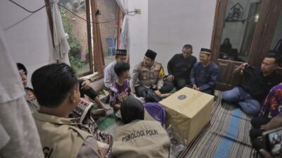 AKBP Arif Fazlurrahman, secara langsung memberikan layanan trauma healing kepada keluarga korban.