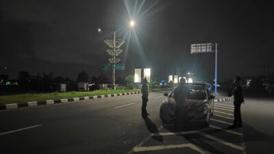 Jaga Keamanan Masyarakat, Polsek Kediri Patroli Gabungan di Bypass BIL dan Jalan Perbatasan