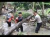 Polres Loteng Bersihkan Sisa Material Pasca Banjir di Pujut.