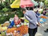 Patroli Rutin Polsek Praya Sambangi Pasar Renteng.