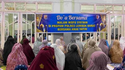 Berkah Nisfu Sya'ban, Propam Polres Lombok Barat Santuni Anak Yatim di Masjid Alittihad