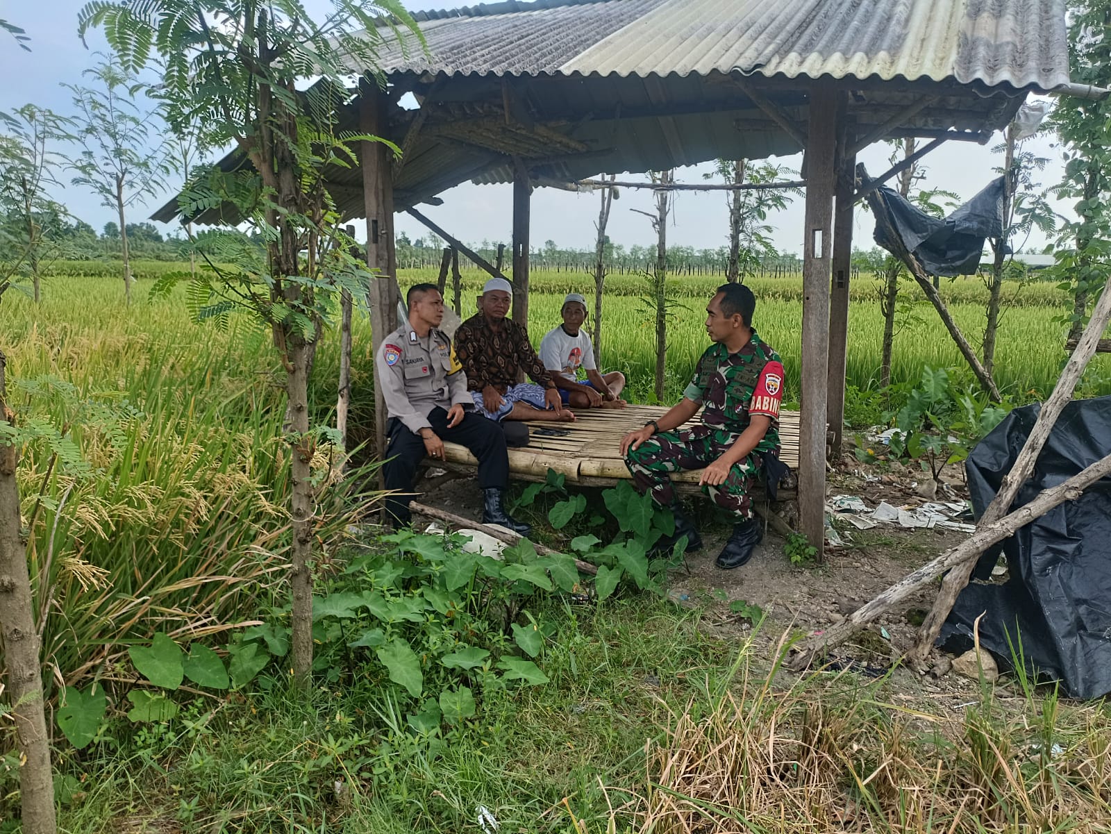 Babussalam Mandiri Pangan: Bhabinkamtibmas dan Babinsa Edukasi Warga Pentingnya Bertani