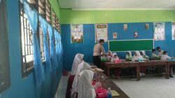 Bhabinkamtibmas Kawal Program Makanan Bergizi di SDN 2 Ombe Baru