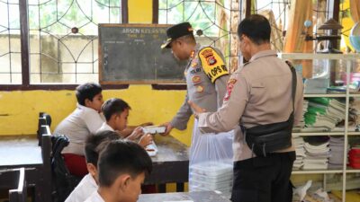 Kapolres Lombok Barat Pimpin Bagikan Makanan Bergizi, Wujud Dukungan Program Prioritas Presiden