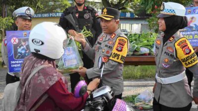 Operasi Keselamatan Rinjani 2025, Polres Lobar Edukasi Pengendara dengan Hadiah Sayuran