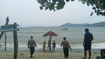 Patroli Intensif di Pantai Arjuna, Polsek Sekotong Jaga Keamanan Wisatawan