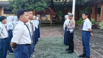 Polisi Sambangi SMPN 1 Gerung, Edukasi Tertib Lalu Lintas Sejak Dini