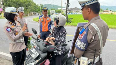 Tertib Lalu Lintas, Dapat Sayur! Operasi Unik Polres Lombok Barat