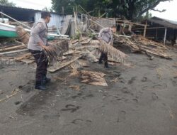 Polsek Kayangan Bersama Warga Bergotong Royong Bersihkan Sisa Puing Akibat Cuaca Ekstrem