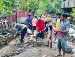 Personel Polsek Ambalawi Gotong Royong Bersihkan Material Banjir Bandang