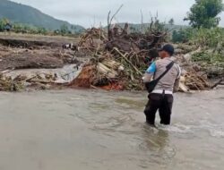 Polri Bersama Tim Gabungan Lanjutkan Pencarian Hari Kedua Korban Banjir Bandang di Wera Bima