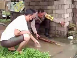 Cegah Banjir, Bhabinkamtibmas Bersama Warga Bersihkan Selokan