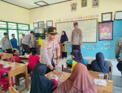 Dukung Program Makan Bergizi Gratis, Polres Sumbawa Barat Bagikan Makanan Sehat Kepada Siswa SD