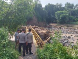 Jembatan Penghubung Antar Desa Putus Diterjang Banjir