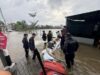 Brimob Polda NTB Gerak Cepat Evakuasi Warga Terdampak Banjir di Mataram