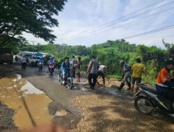 Cegah Kecelakaan Lalu Lintas, Polsek Maluk Bersama Warga Timbun Jalan Berlubang