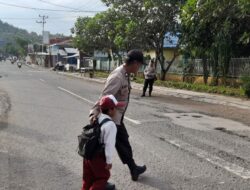 Personel Polsek Rasanae Timur Laksanakan Gatur Pagi untuk Kelancaran Lalu Lintas