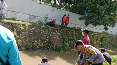 Polsek Asakota Laksanakan Gerakan Bersama Bersih Sungai Kota Bima