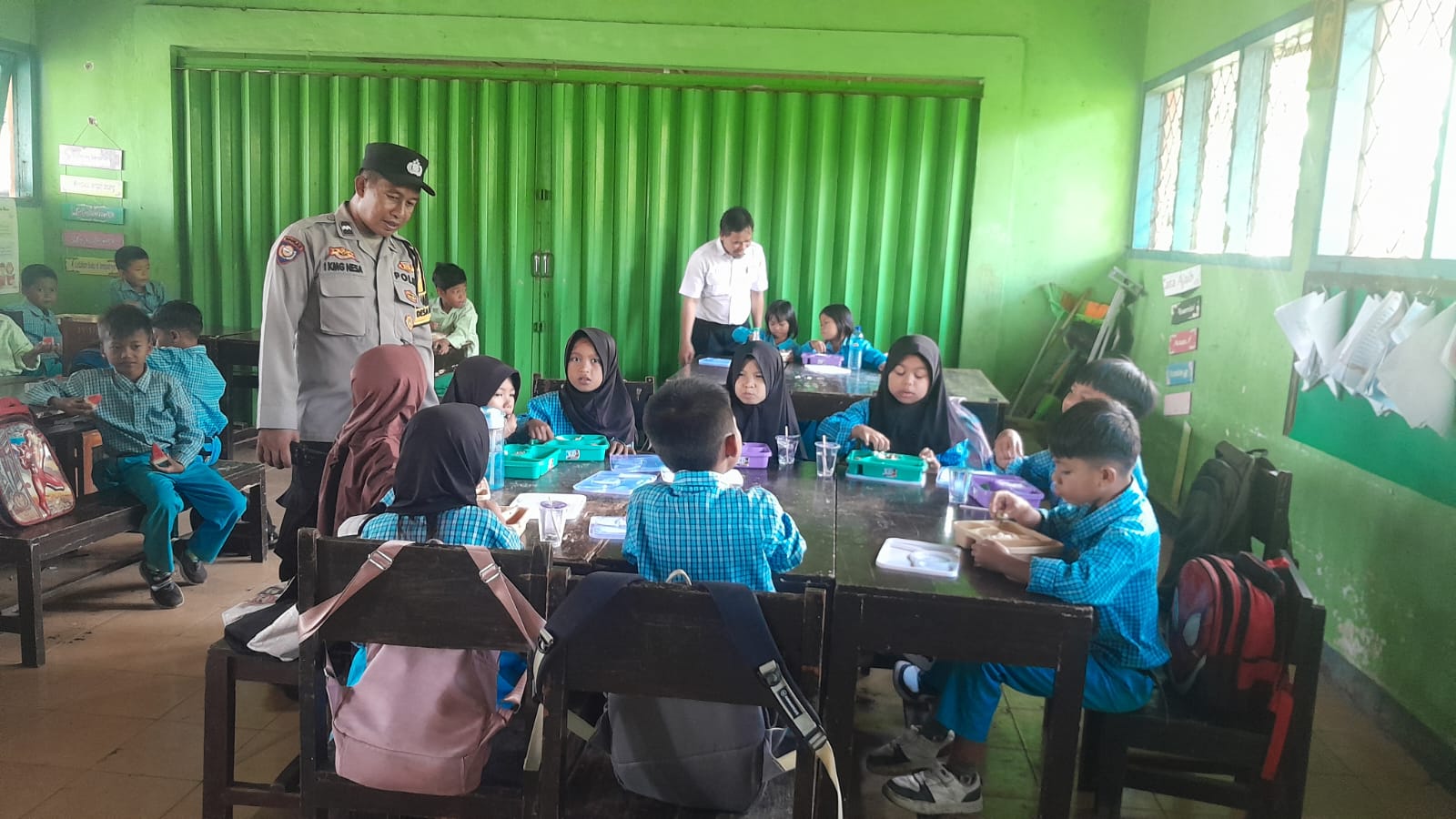 Polsek Gerung Kawal Program Makan Bergizi Gratis di SDN 2 Dasan Tapen