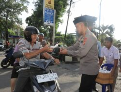 Ramadan Berkah, Kapolres Lombok Tengah Bagikan Takjil kepada Masyarakat
