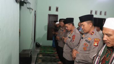 Kapolres Loteng Laksanakan Sholat Tarawih Bersama Masyarakat di Praya Tengah