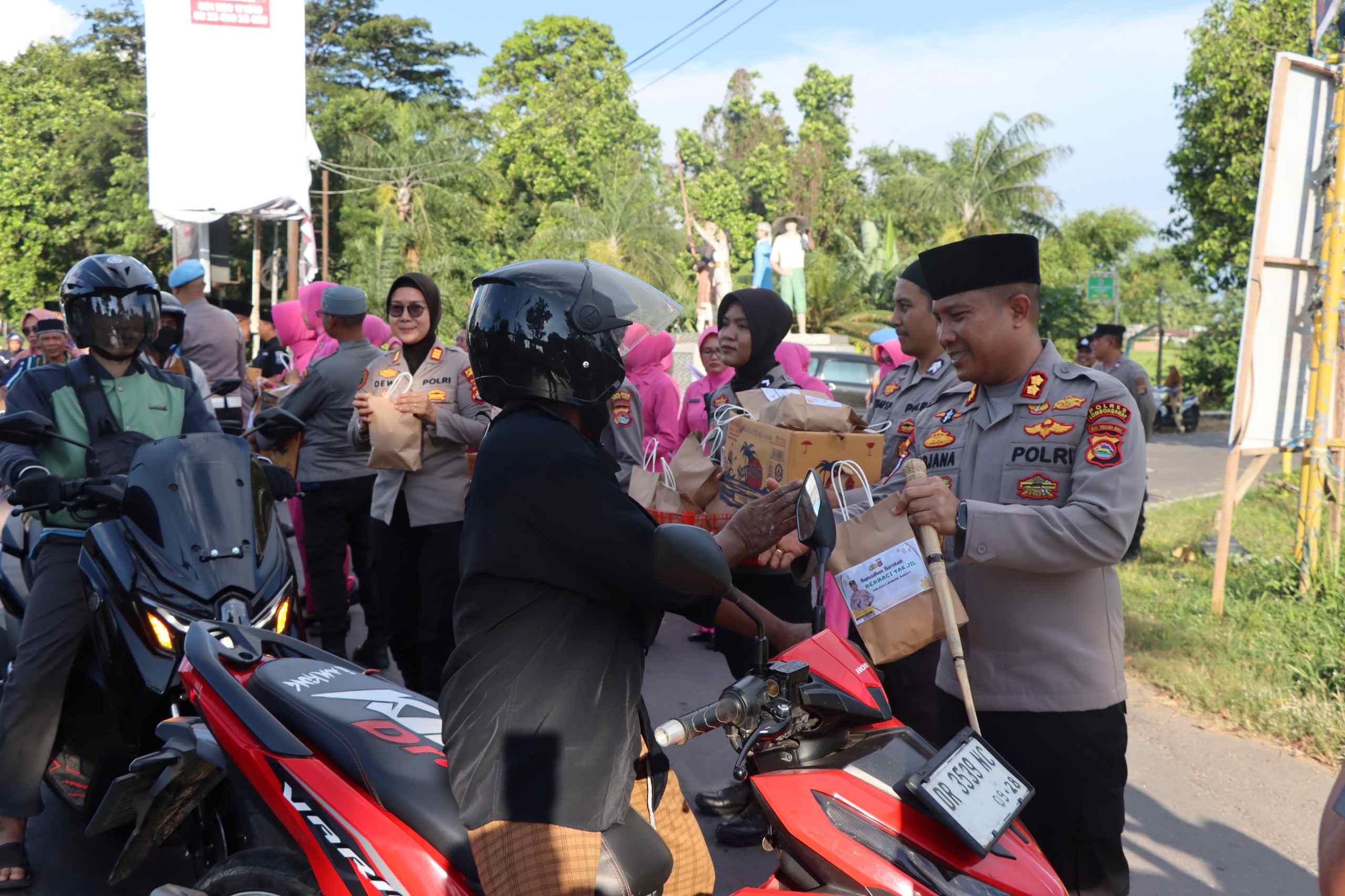 Kapolres Lombok Barat Turun ke Jalan, Bagikan Takjil di Gerung