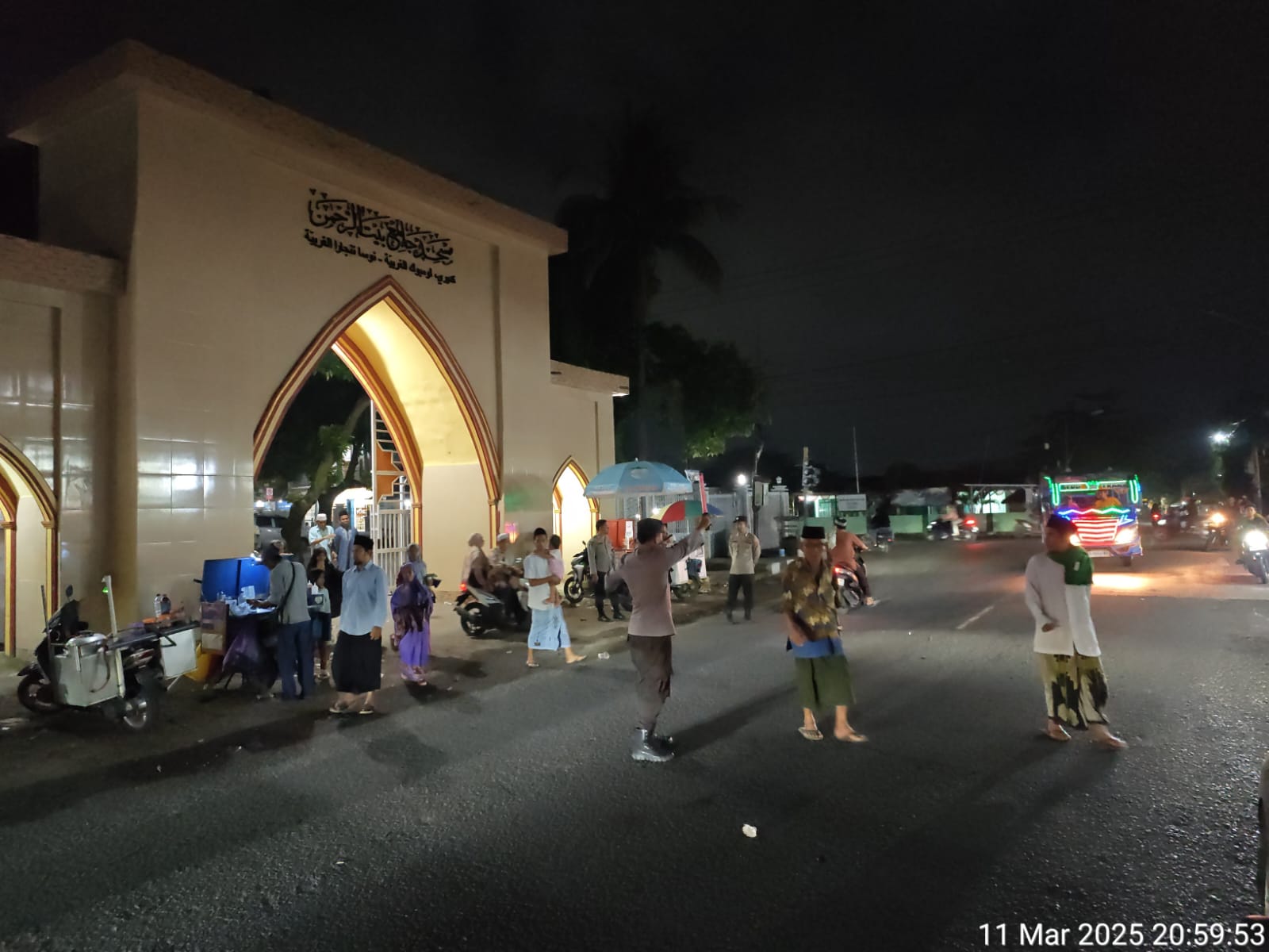 Polisi Kawal Sholat Tarawih di Kediri, Ramadhan Jadi Lebih Nyaman