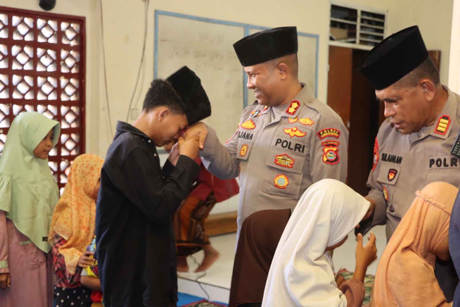 Kapolres Lobar Berbagi Kasih, Anak Yatim Panti Asuhan Terharu