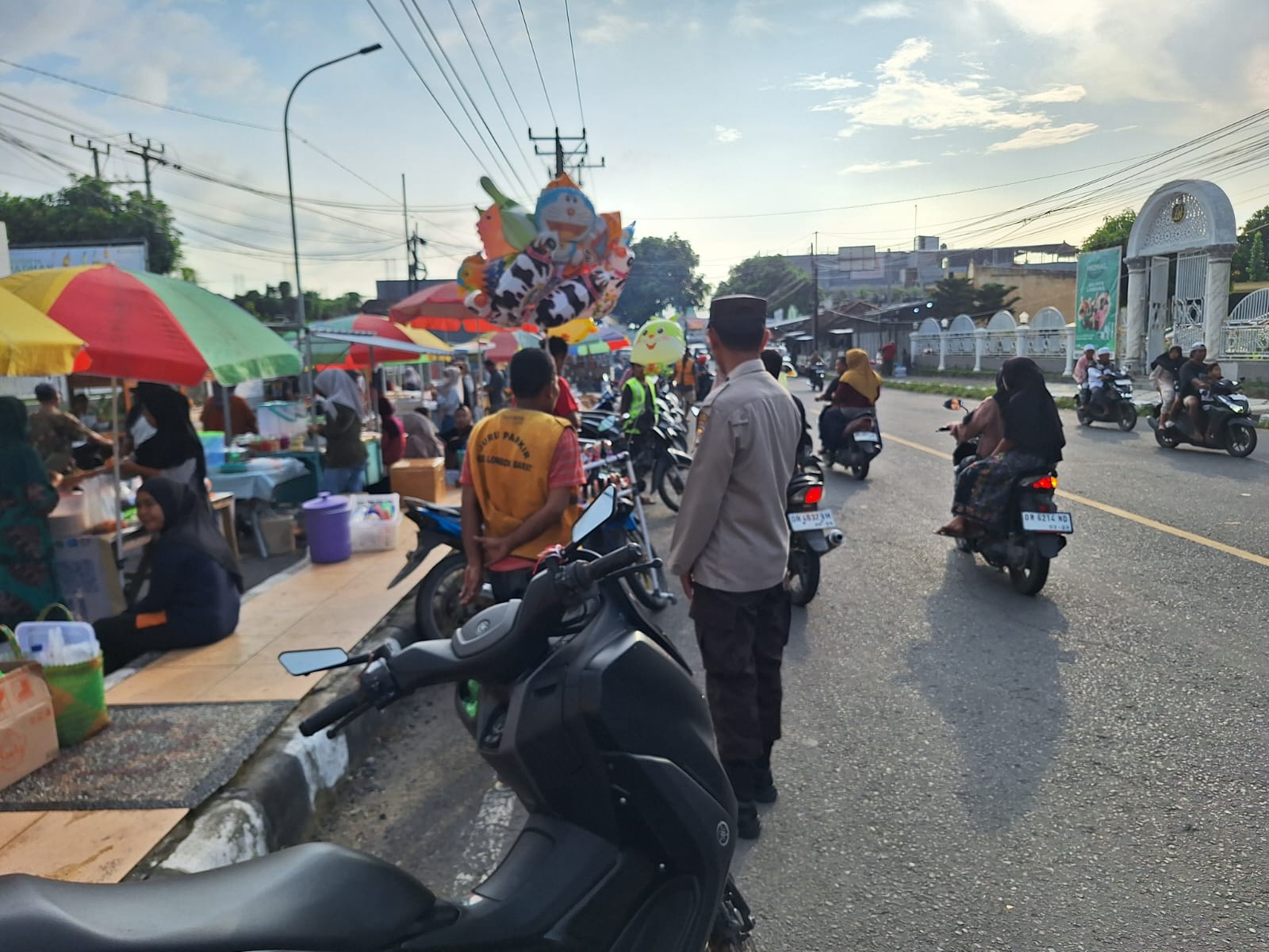 Ngabuburit Aman! Polsek Gerung Atur Lalu Lintas dan Cegah Balap Liar