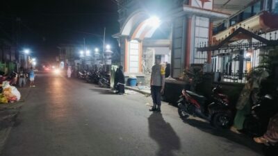 Ibadah Khusyuk! Polisi Jaga Keamanan Sholat Tarawih di Labuapi