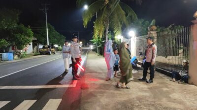 Polsek Lembar Kawal Ibadah Tarawih, Jamaah Diminta Waspada