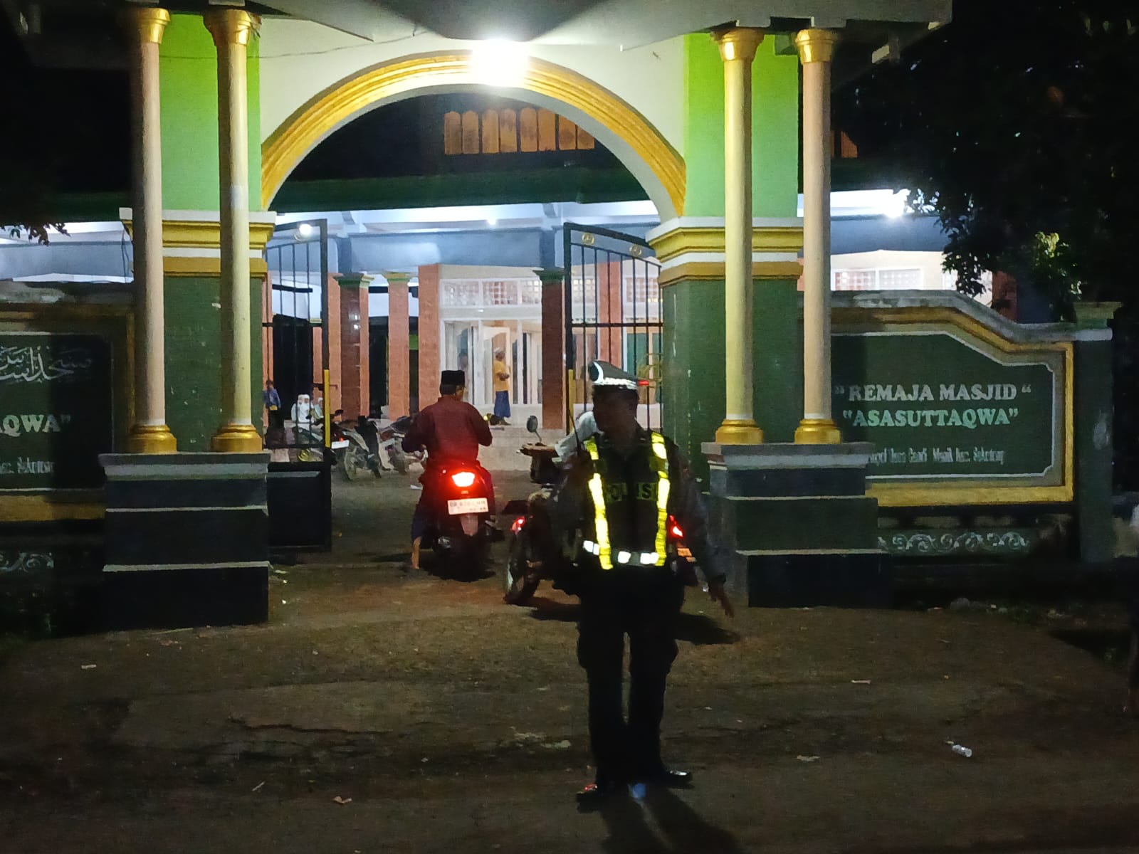 Tarawih Aman di Sekotong, Polisi Sigap Kawal Masjid