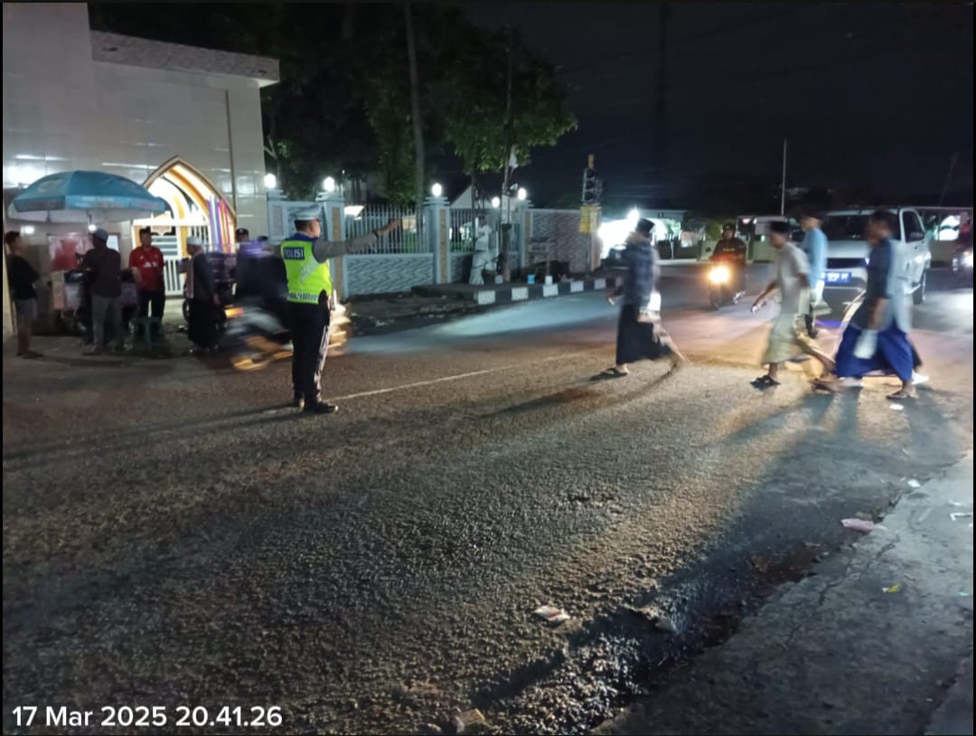 Tarawih Nyaman: Pengamanan Polisi di Masjid Kediri