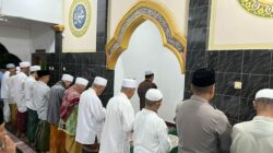 Kehangatan Tarawih Keliling: Polsek Kediri Berbaur dengan Jamaah