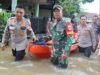 Polri-TNI Bagikan Makanan ke Warga Terdampak Banjir di Sawangan, Depok