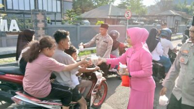 Ramadhan Berkah, Polres Bima Kota Bagi-Bagi Takjil Gratis untuk Pengendara