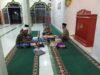 Bhabinkamtibmas Desa Medana Laksnakan Shalat Terawih Keliling di Desa Binaannya