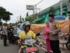 Kapolres Bima Kota dan Bhayangkari Bagikan Takjil Jelang Buka Puasa