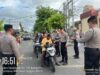 Moment Penuh Berkah, Sat Samapta Polres Sumbawa Bagi-Bagi Takjil Gratis