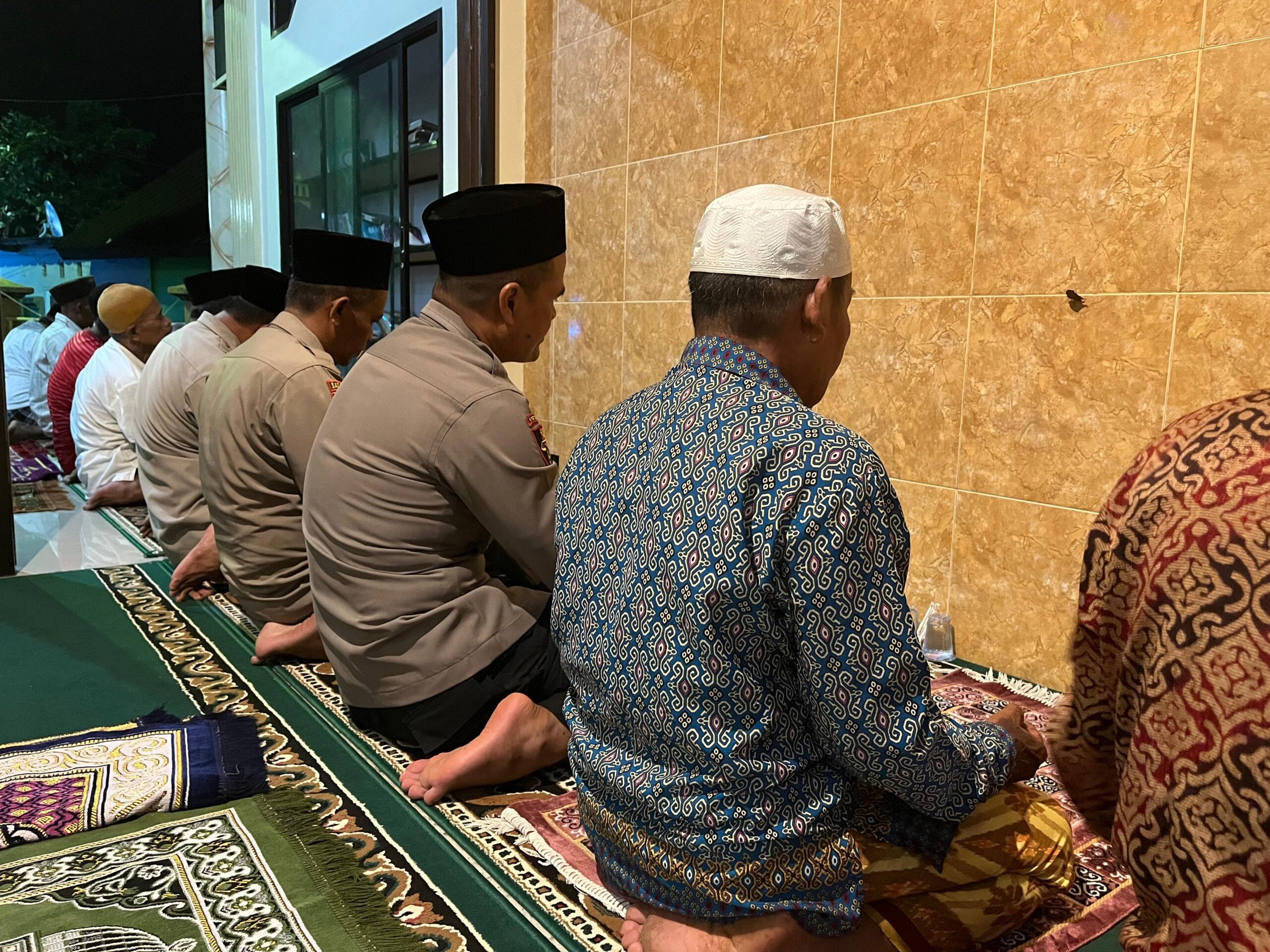 Polri Dekat dengan Umat: Kapolsek Kediri Tarawih Bersama Warga