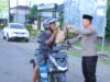 Kapolres Sumbawa Barat Bersama PJU Bagikan Takjil di Depan Mapolres Bagi Pengguna Jalan