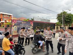 Pererat Hubungan Kepolisian dengan Warga, Kapolres Sumbawa Bagikan Takjil kepada Masyarakat